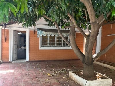VENDO CASA CON AMPLIO PATIO SOBRE LA AVDA. RODRÍGUEZ DE FRANCIA 