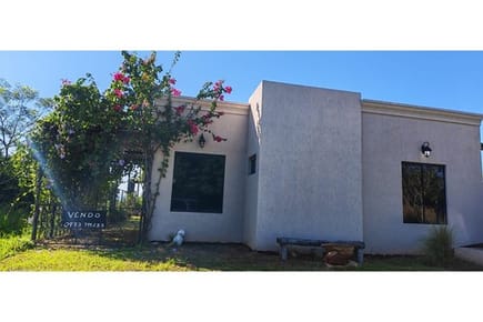 Casa en Venta en Ypacaraí con Piscina | Barrio Cerrado Costa Lago | USD 69.000