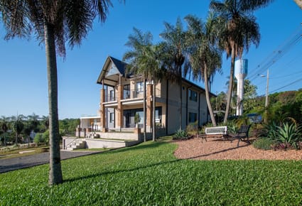 San Bernardino, En Venta, Casa Amoblada De 3 Dormitorios. 