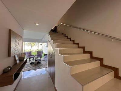 Casa amoblada en venta – Zona Oeste  Cond. Las Palmas del Oeste II