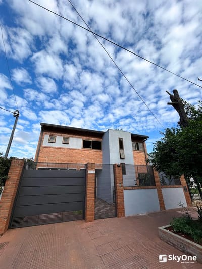 Alquilo hermosa casa en el barrio hipódromo de Asunción. 