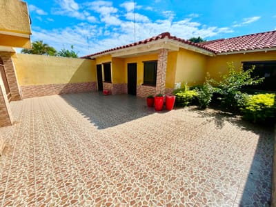 CASA CON TERRENO AMPLIO EN VENTA ZONA NORTE CONDOMINIO AKUALAND