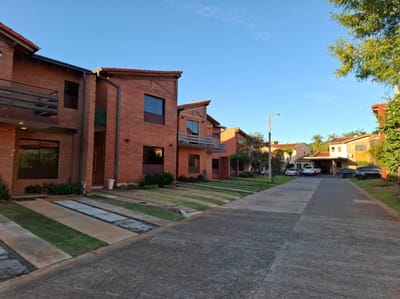 VENDO DUPLEX EN SAN LORENZO - 3 dormitorios