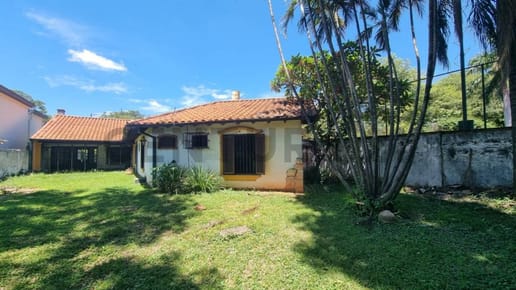 VENDO AMPLIA RESIDENCIA EN LOS LAURELES