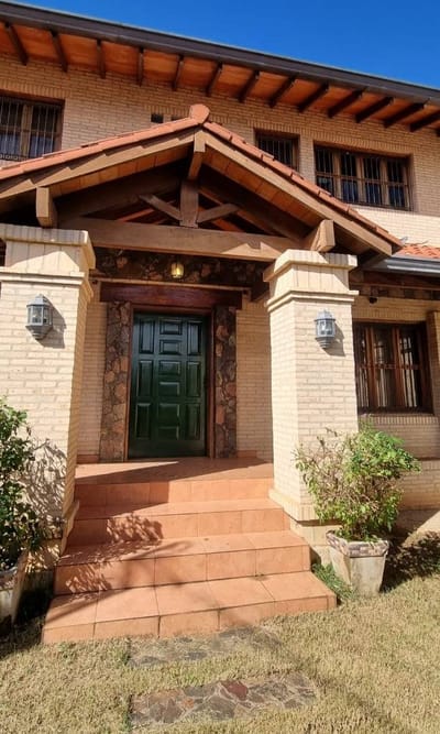 Vendo Hermosa Casa amplia con piscina en Luque – Barrio América