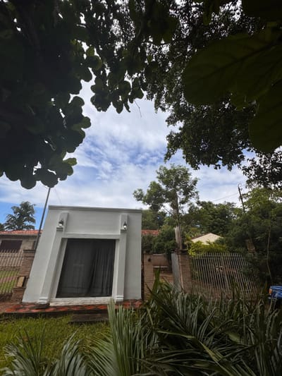 ALTOS, EN VENTA, CASA EN PLANTA BAJA DE 3 DORMITORIOS, CON SALÓN COMERCIAL. 