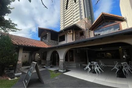 En venta casa de lujo, barrio Mburucuya.