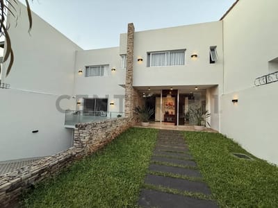 Vendo amplia residencia en Barrio Mburucuya - Asuncion
