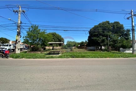 VENDO AMPLIO TERRENO EN ESQUINA EN MRA