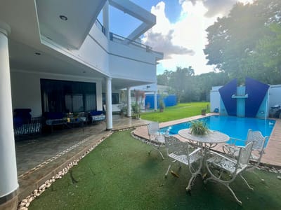 ALQUILO IMPONENTE RESIDENCIA PARA OFICINA O VIVIENDA – BARRIO VILLA AURELIA