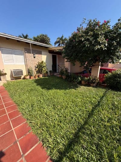 EN VENTA CASA CON PISICINA EN LAMBARE - B° CERRO CORA