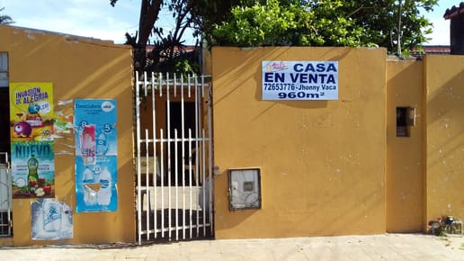 VENDO 2 CASAS JUNTAS SOBRE LA AV. CUMAVI, ANTES DE LLEGAR AL 8 ANILLO