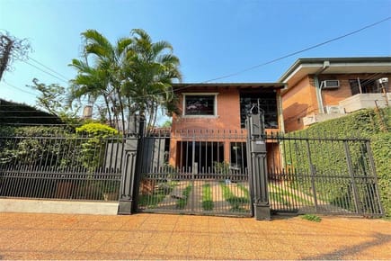 Vendo amplia casa sobre Facundo Machain