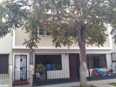 CASA 125 M2, SEGUNDO PISO; 4 DORMITORIOS, SALA, COMEDOR,COCINA,BAÑO Y AIRES
