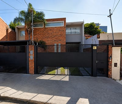CASA PAREADA CON PISCINA Y QUINCHO EN VENTA EN YCUÁ SATÍ