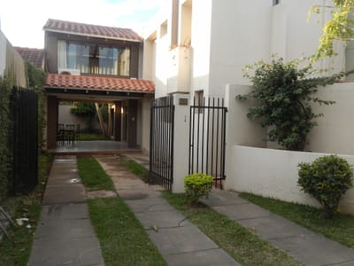 Bella Casa de 2 plantas - sup. terreno 265 m2 - 170 m2 sup construidas 