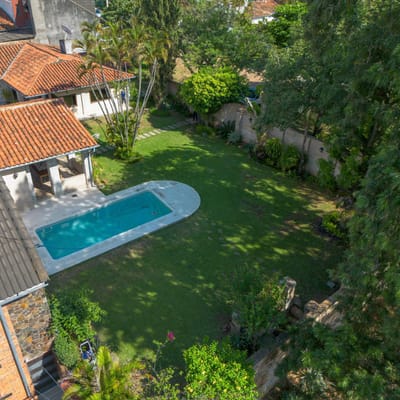 VENDO AMPLIA VIVIENDA EN BARRIO LOS LAURELES