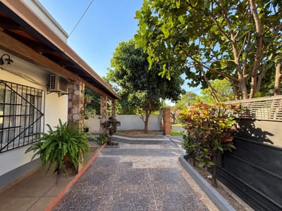 **HERMOSA CASA EN VENTA CON PATIO Y QUINCHO EN SAN ISIDRO, LAMBARÉ**