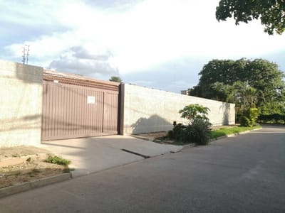 EN ALQUILER – AMPLIA CASA EN ESQUINA IDEAL PARA EMPRESAS