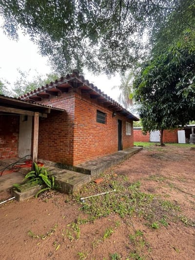 VENDEN 3 TERRENOS JUNTOS CON CONSTRUCCIÓN – ALTOS