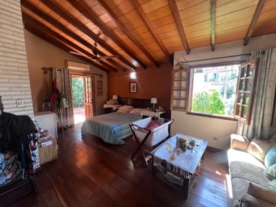 VENDO AMPLIA  Y FUNCIONAL RESIDENCIA EN BARRIO MBURUCUYA-ASUNCION