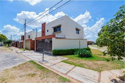 Alquilo amplio dúplex en esquina, ubicado en el Barrio Las Golondrinas