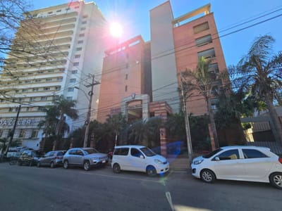 Amplio departamento frente a shopin del sol