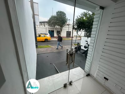 AMPLIO LOCAL EN CONQUISTADORES SAN ISIDRO, 2 PISOS, Zona Comercial, $3200.00