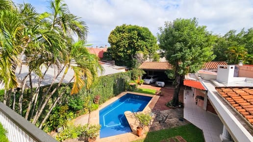 CASA EN VENTA – BARRIO JARA – 4 DORMITORIOS CON PISCINA