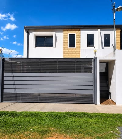 VENTA DE DÚPLEX A ESTRENAR EN VILLA ELISA CON QUINCHO Y AMPLIO PATIO.