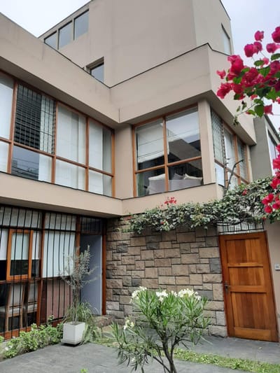 Vendo casa de 518 mt2 AT en Avenida Conquistadores San Isidro US$ 3,500 mt2