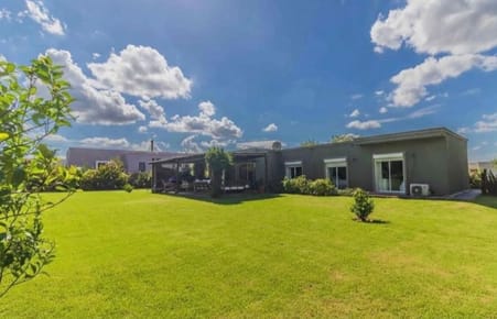Venta de casa en Colinas de Carrasco. 3 dorm, 2 baños, jardín , parrillero.