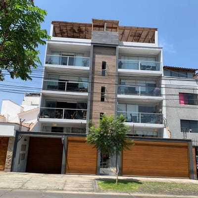 EXCLUSIVA ZONA SURCO LIMITE CON MIRAFLORES CON  COCHERAS Y DEPSITO