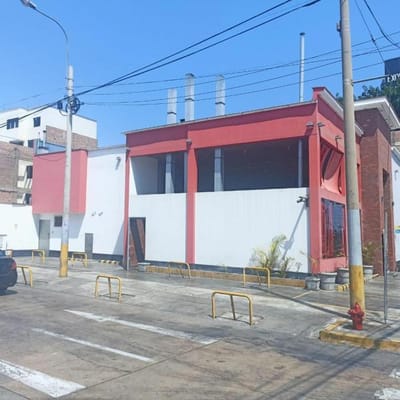 EXCELENTE TERRENO COMERCIAL EN ESQUINA EN AV ELMER FAUCETT m PARAM  PISOS