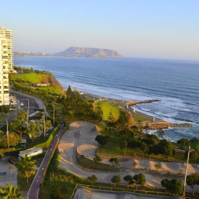 DUPLEX PENTHOUSE EN MIRAFLORES CON HERMOSA VISTA AL MAR FRENTE AL MALECON