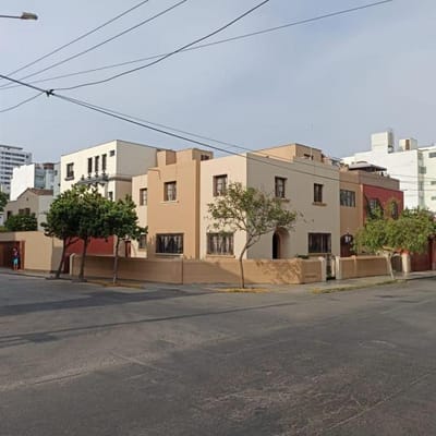 CASA EN ESQUINA MIRAFLORES M ml x ml