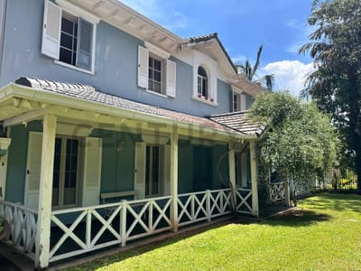 VENDO ENCANTADORA RESIDENCIA SOBRE AVDA DEL YATCH