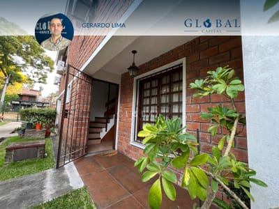 EN VENTA cómoda casa de tres dormitorios y patio con parrillero frente al Portones Shopping!