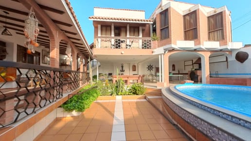  Amplia Casa Con Piscina Y Alto Potencial De Rentabilidad Frente Al Parque.