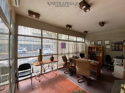 Galpón con oficinas en venta-Centro