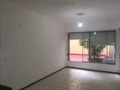 Apto en venta con renta, 1 dormitorio, 1 baño, patio-Cordón.