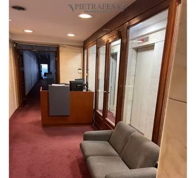 Oficina en alquiler, 10 privados, 3baños, cocina, amueblada. Ciudad Vieja.