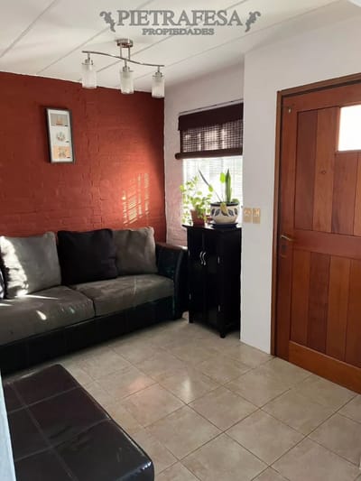 Dúplex en venta 2 dormitorios, 1 baño, patio -Colón