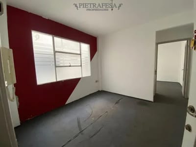 Oficina en alquiler, 1 privado, 1 baño. Ciudad Vieja.