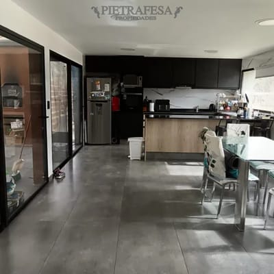 Casa en venta, 4 dormitorios, 2 baños, barbacoa, piscina, cochera. Cumbres de Carrasco.