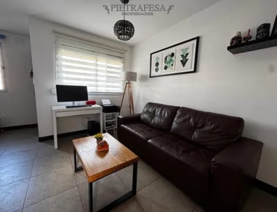 Apartamento en venta con renta tipo duplex, 2 dormitorios, 1 baño, patio con parrillero, cochera. San José de Carrasco.