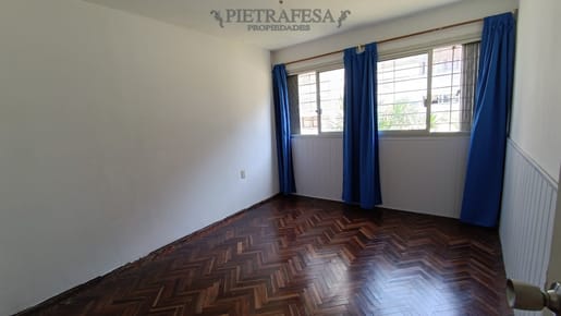 Apto venta con renta en planta baja 4 dormitorios 1 baño con estacionamiento- EE 71 - Malvin Norte