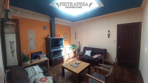 Casa en venta, 3 dormitorios, 2 baños, patio con parrillero. Punta Carretas.