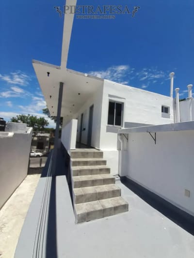 Casa remodelada en venta, 15 habitaciones, 16 baños, patio, cocheras. Reducto.