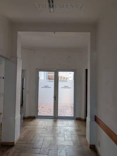 Gran casa en alquiler, 4 dormitorios, 2 baños, patio con parrillero, cochera. La Blanqueada.